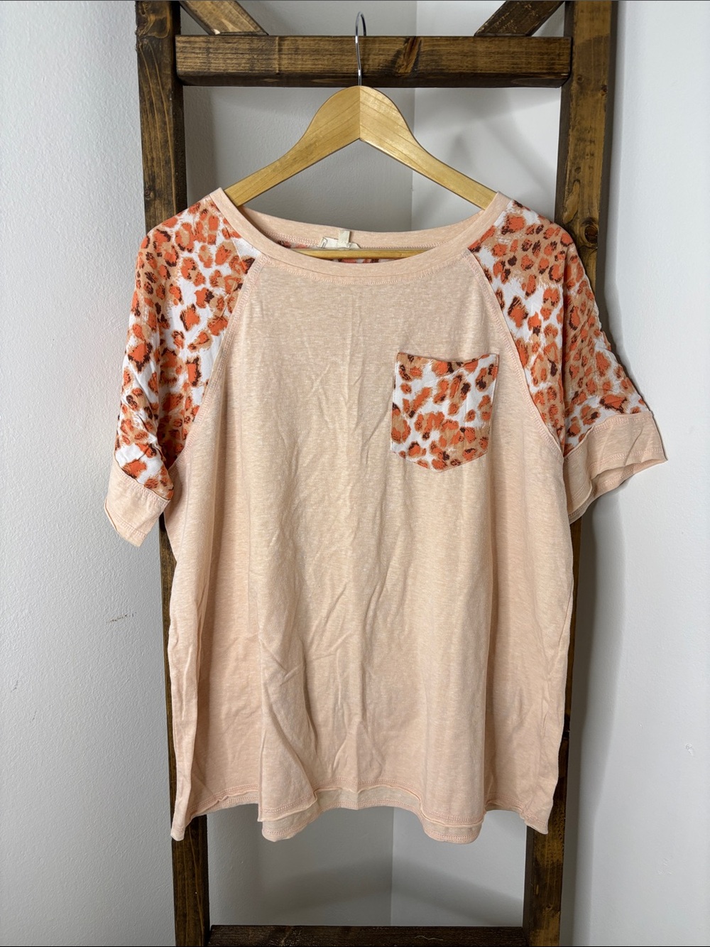 easel Peach Short Sleeve Tee with Orange Leopard Accents Size S